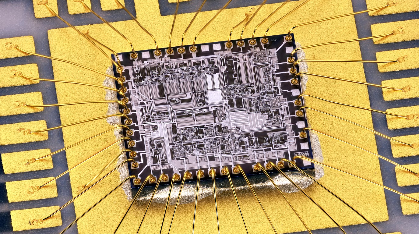 edgesilicon_1_photo-1531297484001-80022131f5a1