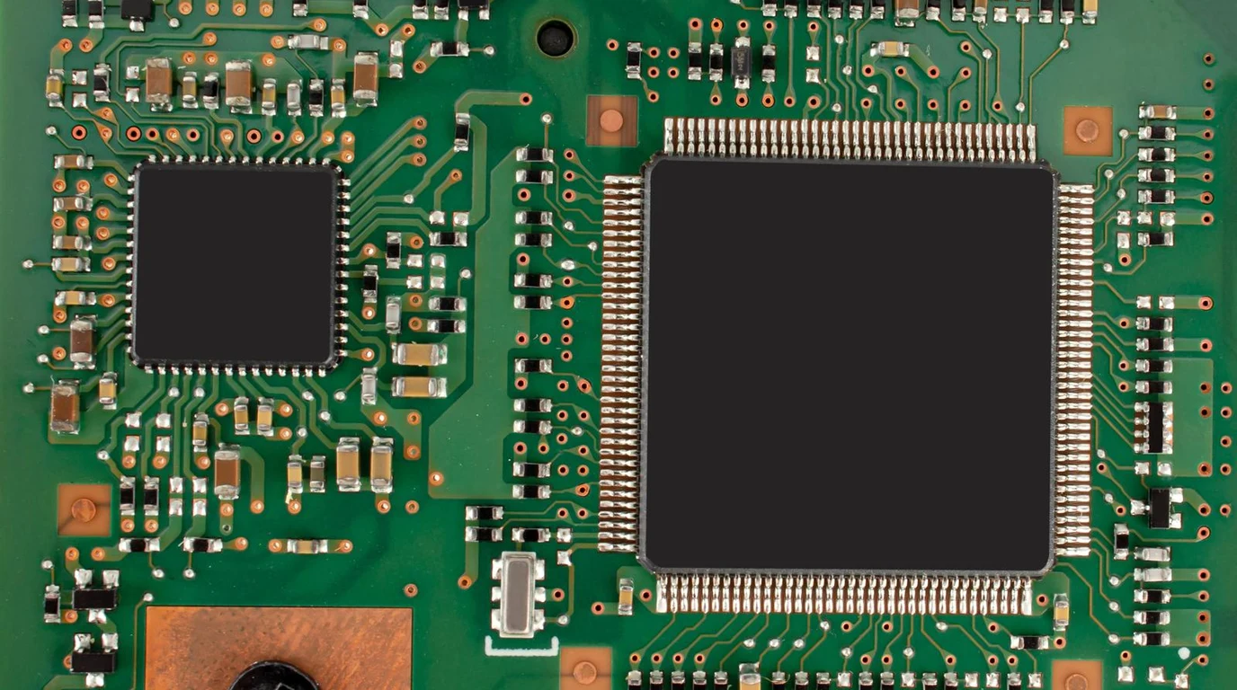 Microprocessor die architecture comparison showing Intel Lunar Lake NPU 4.0 and AMD Ryzen AI XDNA 2 silicon blocks