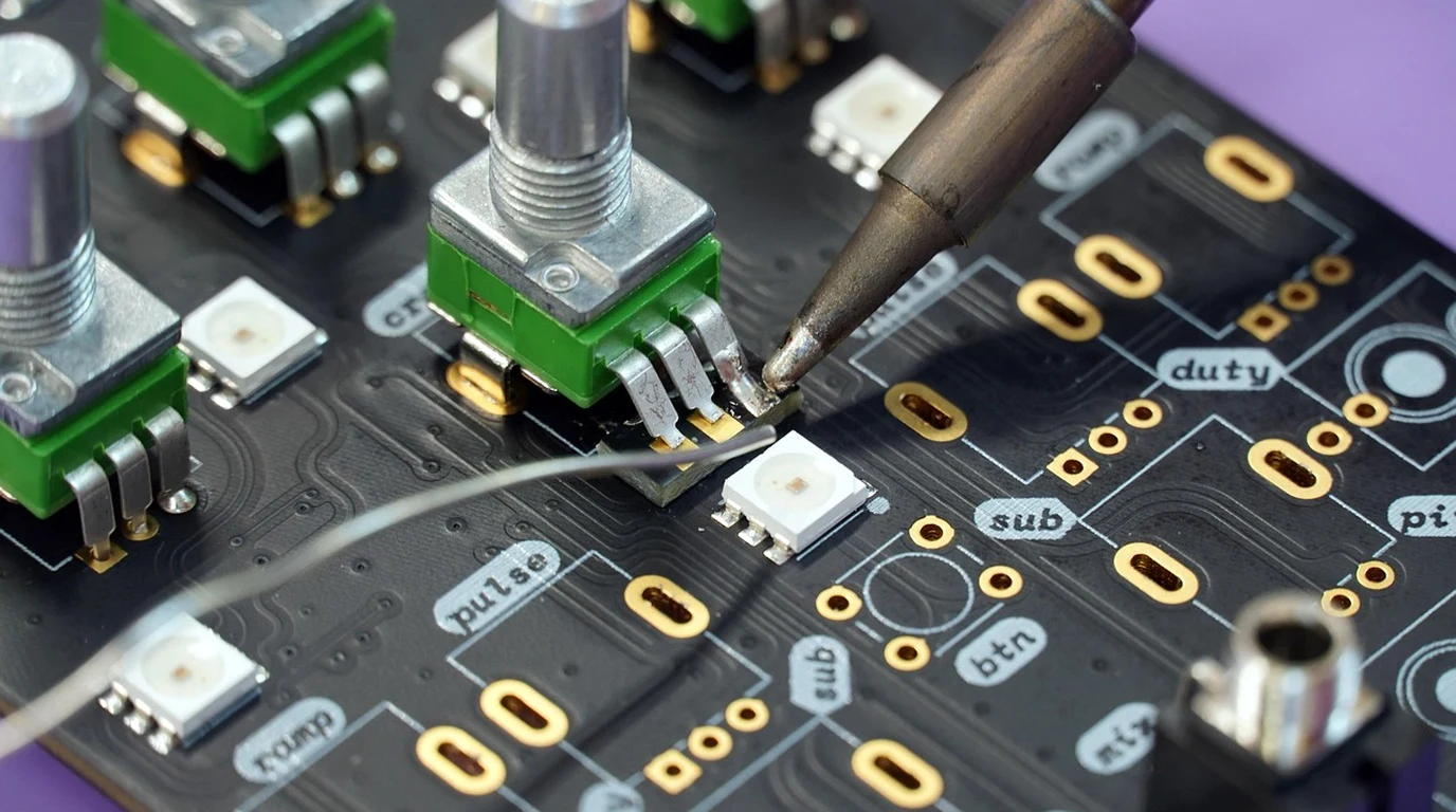 Kneron KL730 vs Hailo-8: Sub-5W Edge AI Guide - Edge Silicon Architecture Analysis